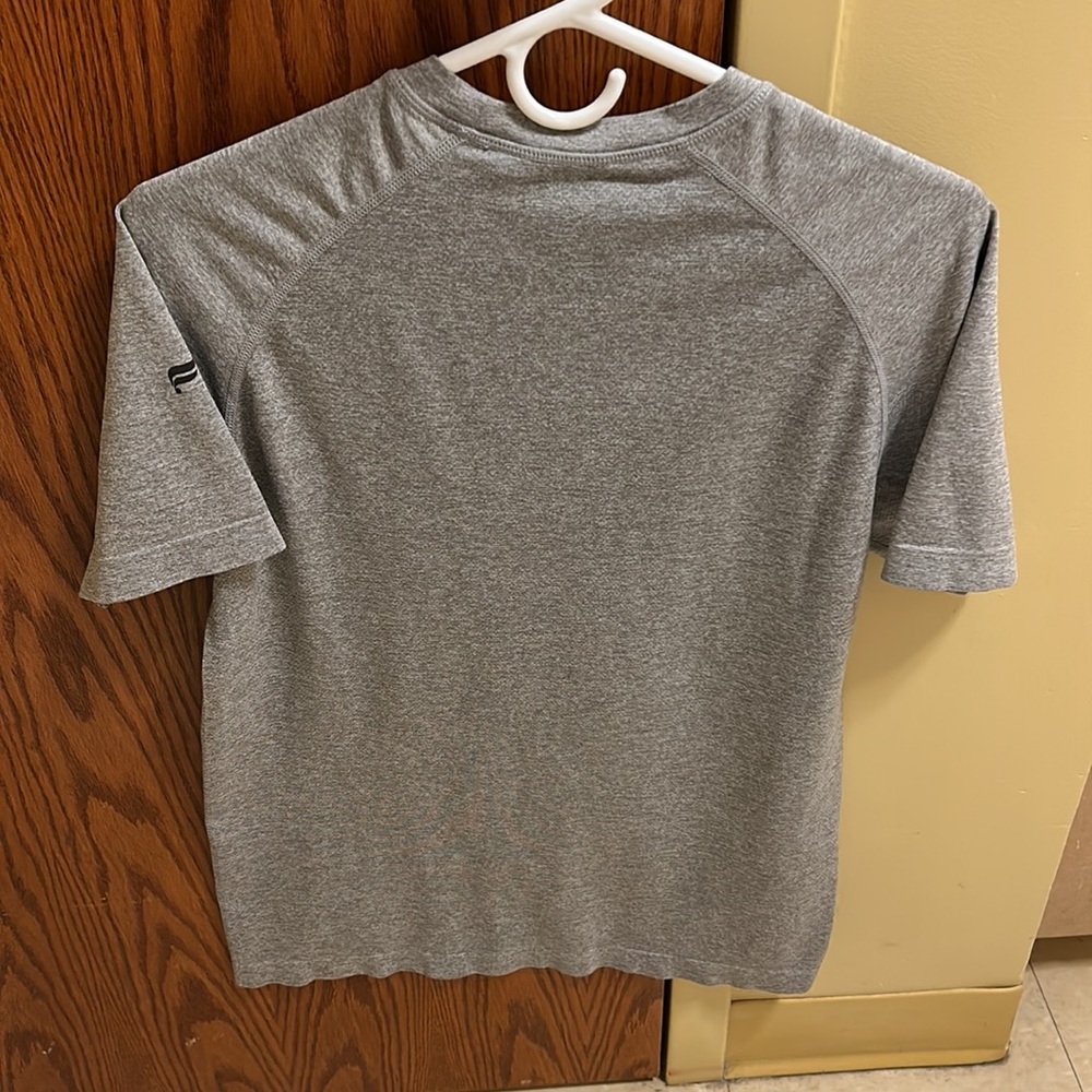 Fabletics athletic shirt. Size medium. - Picture 4 of 4